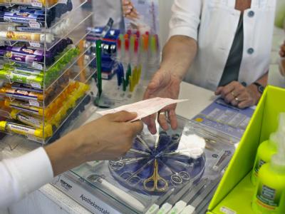 Kundin in einer Berliner Apotheke: Angesichts ihrer Reserven von zehn Milliarden Euro steigt der Druck auf die Krankenkassen, Prämien an Millionen Mitglieder auszuschütten. Foto: Arno Burgi/Archiv Apotheke