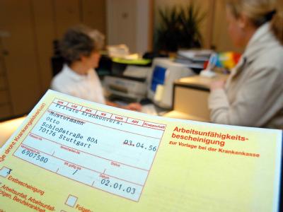 Der Krankenstand in Deutschland ist ein auf ein Rekordtief gesunken (Symbolbild). Krankenschein