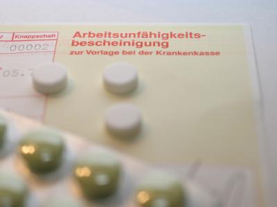 Durchschnittlich 8,1 Tage sind deutsche Arbeitnehmer 2010 der Studie zufolge für ihren Betrieb wegen Krankheit ausgefallen. (Symbolbild) Krankmeldung