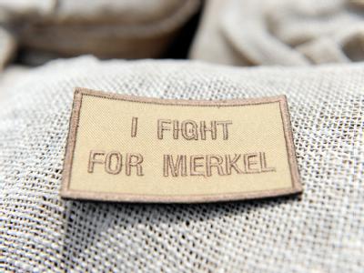 Der verteidigungspolitische Sprecher der SPD-Bundestagsfraktion hat die Kanzlerin aufgefordert, «alle Zweifel auszuräumen, die durch die unsägliche Kriegsdebatte der letzten Tage entstanden sind». Aufnäher im Feldlager Masar-i-Scharif