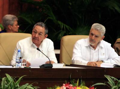 Wollen Reisebeschränkungen für Einwohner des kommunistischen Landes beenden: Kubas Präsident Raul Castro (r.) und Vize-Präsident Ramiro Valdes. (Archivbild) Castro und Valdes