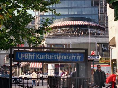 Sieben Unbekannte überfielen im U-Bahnhof Kurfürstendamm einen Mann und schlugen ihn krankenhausreif. (Archivbild) U-Bahnhof Kurfürstendamm