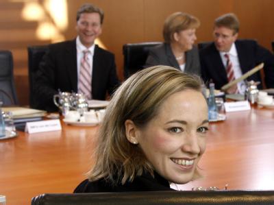 Die neue Bundesfamilienministerin Kristina Köhler (CDU) sitzt am Kabinettstisch. Kristina Köhler
