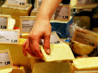 Käse in einer Supermarkt-Kühltheke (Illustration). Käse im Supermarkt
