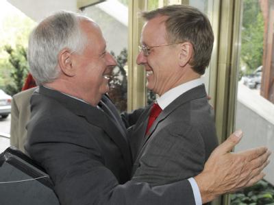 Ihr Wettlauf um den ersten Ministerpräsidenten endete 0:0: Oskar Lafontaine und Bodo Ramelow mussten trotz der Wahlerfolge in die Opposition (Archiv). Ramelow und Lafontaine