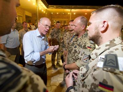 Bundestagspräsident Norbert Lammert im Feldlager Marmal der Bundeswehr in Masar-i-Sharif Norbert Lammert