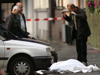 Kriminalpolizisten untersuchen den Tatort in der Innenstadt von Duisburg. Tatort in Duisburg.