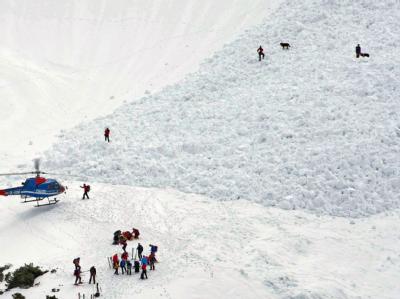 Rettungsarbeiten nach einem Lawinenabgang in den Alpen (Symbolfoto). Lawinenabgang