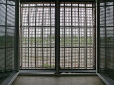 Nach den Plänen von Justizministerin Leutheusser-Schnarrenberger soll es eine Sicherungsverwahrung nur noch geben, wenn diese im Urteil vorgesehen ist - zumindest vorbehaltlich. Vergittertes JVA-Fenster