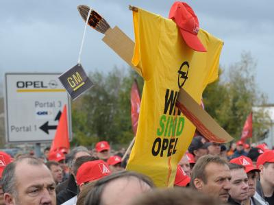 Messer ins Herz: Opel-Mitarbeiter protestieren vor dem Werk in Kaiserslautern gegen General Motors. Warnstreik bei Opel in Kaiserslautern