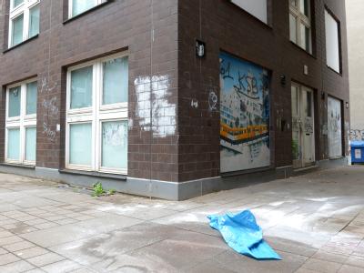 Tatort des brutalen Mordes in Kreuzberg: Nachbarn hatten die Polizei alarmiert. Foto: Britta Pedersen Tatort