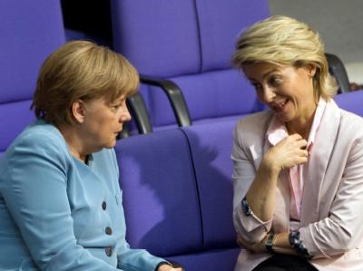 Bundeskanzlerin Angela Merkel (CDU, l) unterhält sich im Bundestag mit Bundesarbeitsministerin Ursula von der Leyen (CDU). (Archivbild) Merkel und von der Leyen