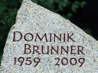 Der Grabstein von Dominik Brunner auf dem Friedhof in Ergoldsbach (Niederbayern). Brunner-Grabstein