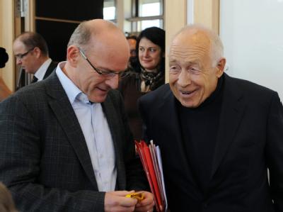 Der Grünen-Verkehrspolitiker Winfried Hermann (l) und Schlichter Heiner Geißler bei einer der Schlichtungsrunden in Stuttgart. Winfried Hermann und Heiner Geißler