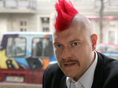 Der Autor Sascha Lobo in einem Berliner Cafe (Archivbild). Sascha Lobo