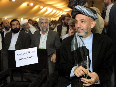 Hamid Karsai in der ersten Loja Dschirga nach dem Sturz des Taliban-Regimes am 14. Juni 2002. Karsai in der Loja Dschirga