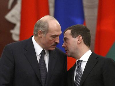 Der russische Präsident Medwedew (r.) hat Spekulationen über ein Ende der autoritären Herrschaft des weißrussischen Präsidenten Alexander Lukaschenko angeheizt. Medwedew und Lukaschenko