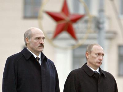 Alexander Lukaschenko (l) und Wladimir Putin 2007 in Minsk. Foto: Mikhail Klimentyev Ria Novosti/Kremlin Pool / Archiv Lukaschenko und Putin