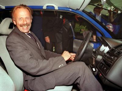 Da war er noch Bundesumweltminister und der 3-Liter-Lupo noch ein Hoffnungsträger: Jürgen Trittin sitzt bei der IAA 1999 lachend am Steuer eines Lupo FSI. Trittin auf der IAA 1999