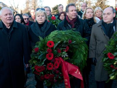 Die Linken-Politiker Lafontaine (l-r), Lötzsch, Ernst und Gysi beim Gedenken an Rosa Luxemburg. Foto: Jörg Carstensen/Archiv Linken-Führung
