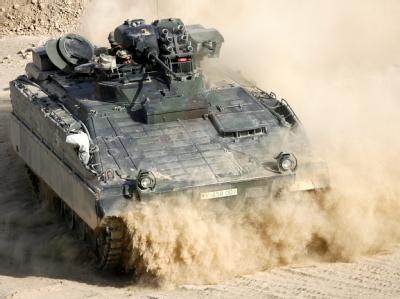 Ein deutscher Marder-Schützenpanzer wühlt sich in Afghanistan durch den Sand. Bundeswehr in Afghanistan