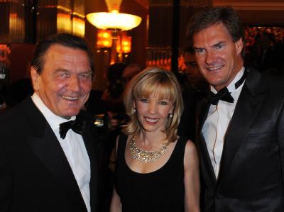 Ex-Bundeskanzler Gerhard Schröder (l.), seine Frau Doris Schröder-Köpf und AWD-Gründer Carsten Maschmeyer beim «Sommerball» der russischen Botschaft (Foto vom 4.9.2009). Schröder und Maschmeyer