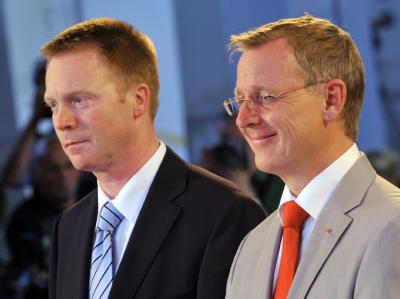 Die Spitzenkandidaten der Thüringer Landtagswahl, Christoph Matschie (SPD, l) und Bodo Ramelow (Linke) am Wahlabend. Matschie und Ramelow