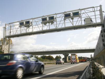 Die Regierung weitet die LKW-Maut auf vierstreifige Bundesstraßen aus. LKW-Mautmessstation
