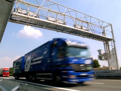 Die Lösung liegt laut dem Verband in einer einheitlichen Tempo-Drosselung der Lastwagen auf die in Deutschland zulässigen 80 Stundenkilometer in ganz Europa. Lkw unter Mautbrücke