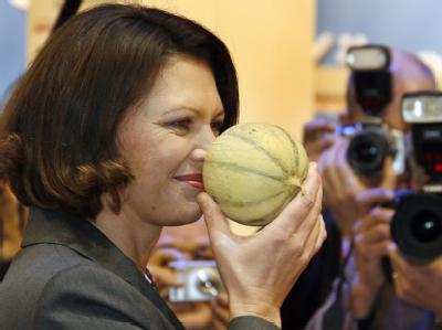 Bundeslandwirtschaftsministerin Ilse Aigner (CSU) mit einer Honigmelone: Die Union will grüner werden. (Archiv- und Symbolbild) Grüne Union