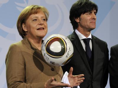 Bundeskanzlerin Angela Merkel drückt dem Team von Joachim Löw für die WM die Daumen. Optimistisch