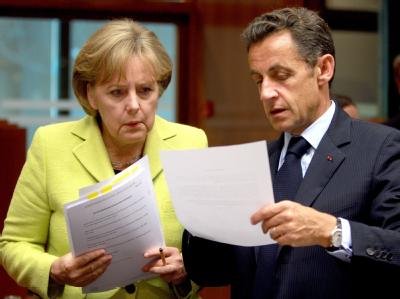 Sie steht für Ruhe, er für Attacke: Beim Treffen von Merkel und Sarkozy in Paris geht es um die Zukunft der wankenden Euro-Gruppe. (Archivbild) Nicolas Sarkozy und Angela Merkel
