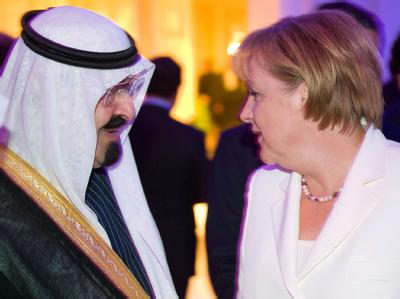 Bundeskanzlerin Angela Merkel unterhält sich am 26.06.2010 während eines Empfangs für die Teilnehmer des G20-Gipfels in Toronto mit König Abdullah von Saudi-Arabien. Merkel und König Abdullah