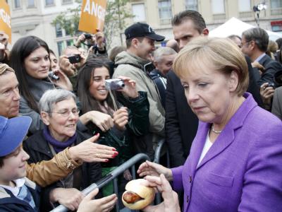 Gruppenbild mit Thüringer Bratwurst: Angela Merkel auf Wahlkampf-Tour in Erfurt. Wahlkampf mit Bratwurst