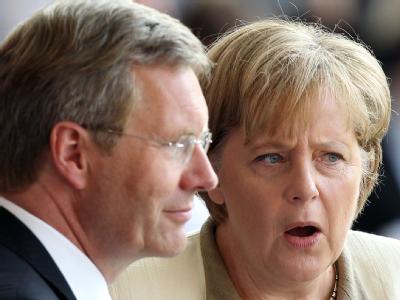 Kein Anlass, sich über Rücktritt und mögliche Nachfolger Gedanken zu machen: Kanzlerin Merkel steht zu Bundespräsident Wulff. Foto: Wolfgang Kumm Wulff und Merkel