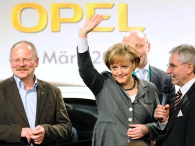 Da gab es noch Hoffnung: Bundeskanzlerin Angela Merkel lässt sich bei ihrem Opel-Besuch am 31.3.2009 in Rüsselsheim feiern. Merkel bei Opel