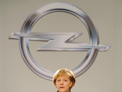 Bundeskanzlerin Angela Merkel beim Besuch des angeschlagenen Autobauers Opel im Stammwerk in Rüsselsheim. (Archivbild vom 31.03.2009) Merkel besucht Opel