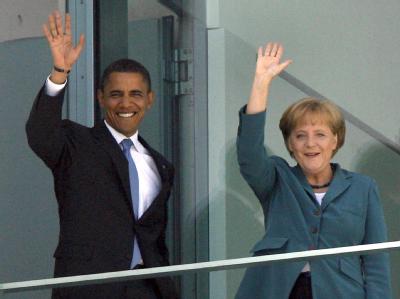 Winkend stehen Angela Merkel und Barack Obama auf dem Balkon des Bundeskanzleramtes in Berlin. (Archivbild vom 24.07.2008) Merkel und Obama