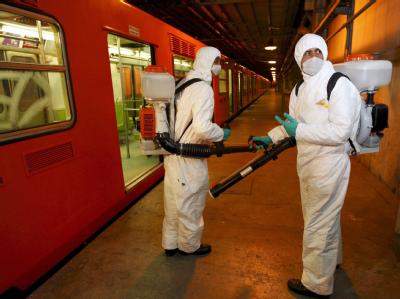 Eine U-Bahn-Station in Mexiko-City wird desinfiziert. Um für Touristen wieder attraktiv zu werden, bekommen alle Besucher bis Ende dieses Jahres eine kostenlose Krankenversicherung. (Archivbild) Desinfektion