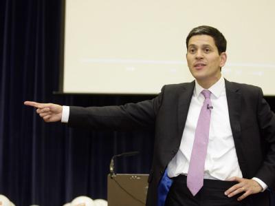 Der frühere britische Außenminister David Miliband hat die Entscheidung von Premierminister Cameron, sich in der gegen den Rest der EU zu stellen, als «töricht» bezeichnet. Foto: Anita Maric/Archiv David Miliband