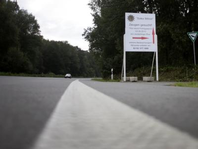 Ein Hinweisschild der «Soko Mirco» der Polizei an der L39 bei Grefrath. Mit dem Hinweisschild sucht die Polizei im Fall des entführten Mirco nach Zeugen. Hinweisschild der «Soko Mirco»