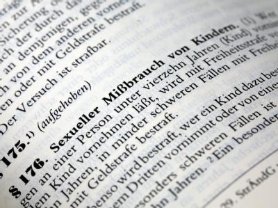 Das Symbolbild zeigt den Paragrafen 176 aus dem Strafgesetzbuch zum sexuellen Missbrauch von Kindern. Missbrauchsparagraf