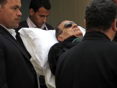 Seinen Prozess verfolgte Hosni Mubarak von einer Krankentrage aus. Foto: str Mubarak