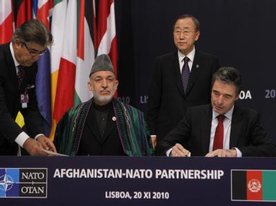 Afghanistans Präsident Hamid Karzai und der NATO-General-Sekretär Anders Fogh Rasmussen mit UN-General-Sekretär Ban Ki-Moon. NATO-Gipfel