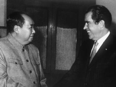 Mao Tse Tung begrüßt am 21. Februar 1972 den US-Präsidenten Richard Nixon. Nixon in China