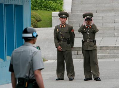 Zwei nordkoreanische Soldaten beobachten einen südkoreanischen Soldaten an der innerkoreanischen Grenze. Innerkoreanische Grenze