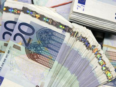 Dicker Stapel Scheine: Die Finanzkrise kostet jeden Bundesbürger 3000 Euro. Geldscheine