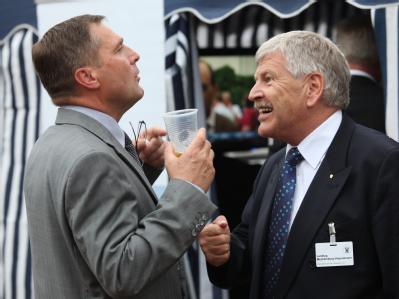 Die rechtsextreme NPD ist in den Schweriner Landtag eingezogen. Udo Pastörs (l) und Udo Voigt (beide NPD)