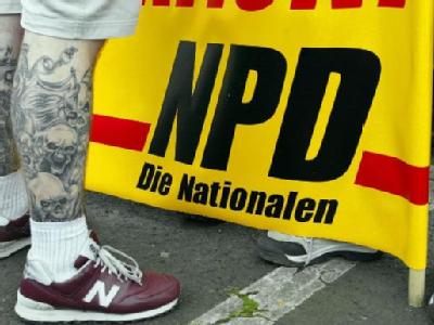Die tätowierten Beine eines NPD-Anhängers bei einer Kundgebung. (Archivbild) NPD-Anhänger
