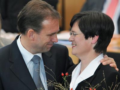 Erleichterung nach der Wahl: Dieter Althaus gratuliert seiner Nachfolgerin Christine Lieberknecht. Dieter Althaus und Christine Lieberknecht